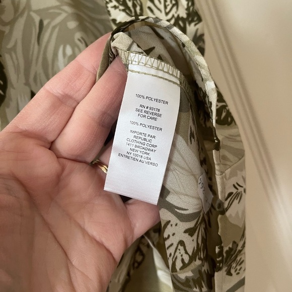 T Tahari Floral Ruffle Blouse - Olive and White Women’s Size Medium - Picture 8 of 16